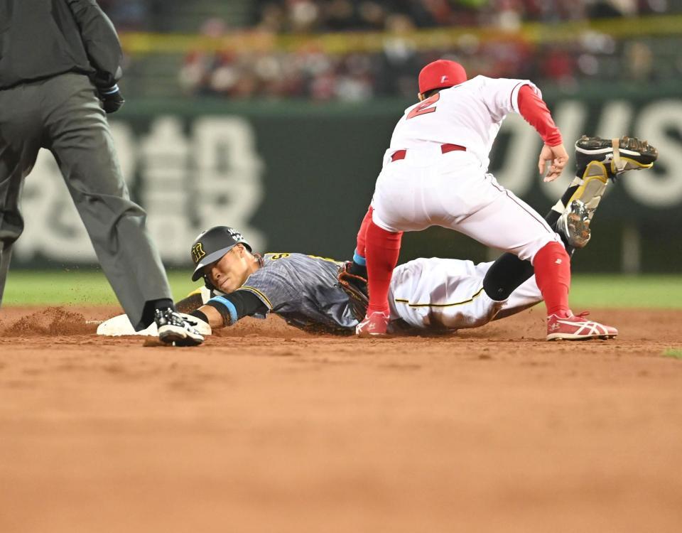 　７回、右前打を放ち、果敢に二塁へヘッドスライディングするもタッチアウトになる佐藤輝（撮影・飯室逸平）