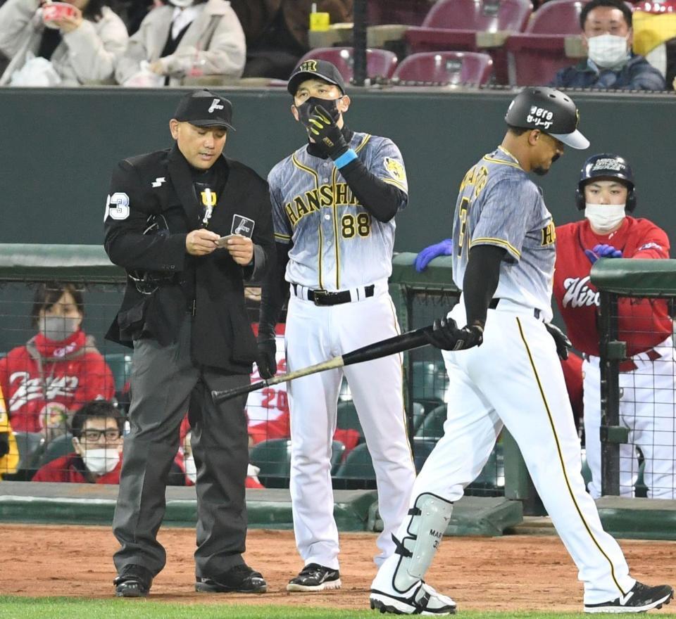 　８回、選手交代を告げる矢野監督。右は見逃し三振に倒れたマルテ（撮影・田中太一）