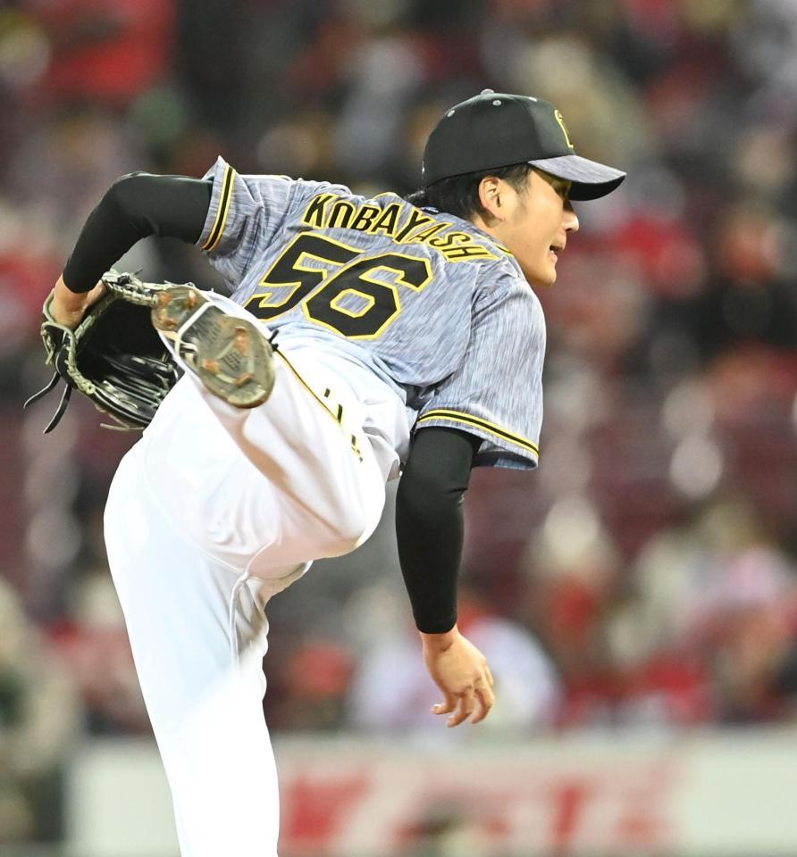 　８回、好リリーフをみせる小林（撮影・飯室逸平）