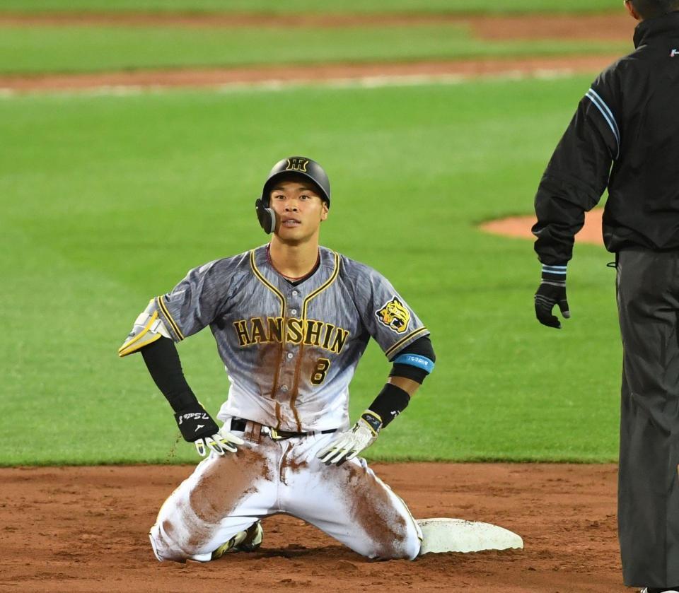 　７回、安打を放つも二塁で憤死となり座り込む佐藤輝（撮影・田中太一）