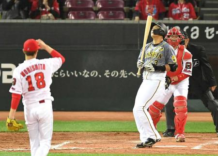 　４回、空振り三振に倒れる大山