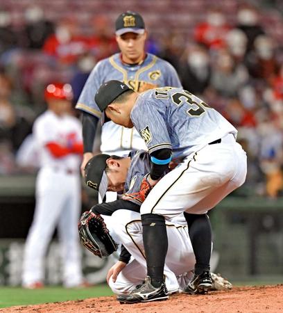 　７回、打者・クロンの場面でマウンドで足を滑らせ、顔をゆがめる西勇