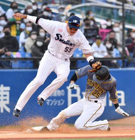 　２７日のヤクルト戦９回、三盗を決める江越（撮影・高石航平）