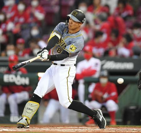 ２回、空振り三振に倒れる阪神・佐藤輝明＝マツダスタジアム（撮影・田中太一）