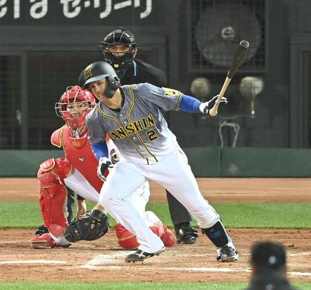 ４回、勝ち越しタイムリーを放つ阪神・梅野＝マツダスタジアム（撮影・飯室逸平）