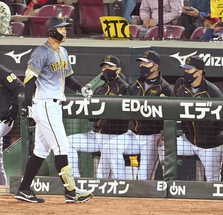 ９回、ベンチで厳しい表情の矢野監督（右から３人目）＝撮影・飯室逸平