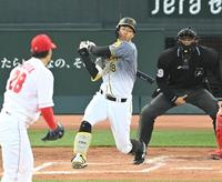 ２回、空振り三振に倒れる阪神・佐藤輝＝マツダスタジアム（撮影・飯室逸平）