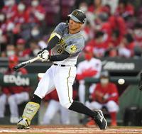 ２回、空振り三振に倒れる阪神・佐藤輝明＝マツダスタジアム（撮影・田中太一）