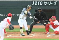 ２回、空振り三振に倒れる阪神・佐藤輝＝マツダスタジアム（撮影・飯室逸平）