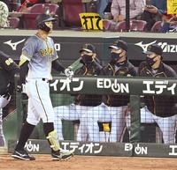 ９回、ベンチで厳しい表情の矢野監督（右から３人目）＝撮影・飯室逸平