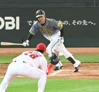 ３回、投ゴロに倒れる近本（撮影・飯室逸平）