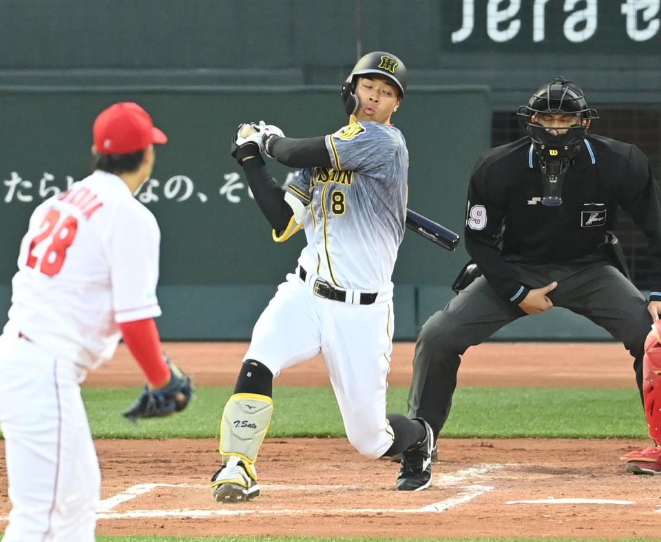 ２回、空振り三振に倒れる阪神・佐藤輝＝マツダスタジアム（撮影・飯室逸平）