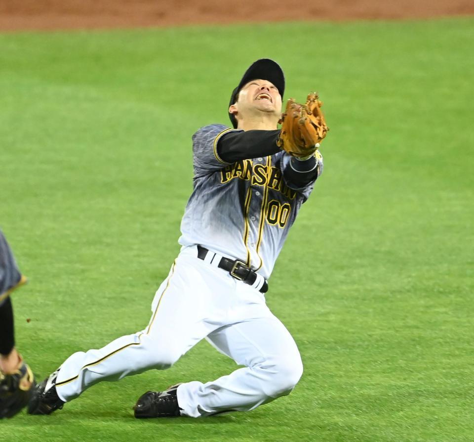 ３回、メヒアの打球を好捕する山本（撮影・飯室逸平）