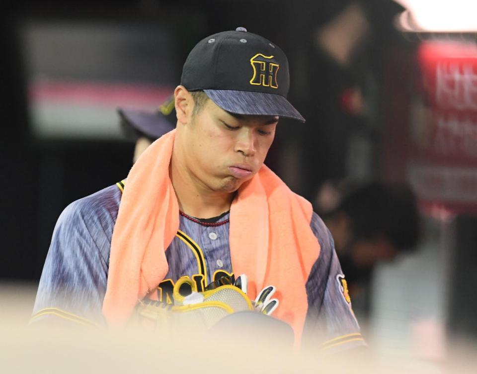 この日も快音響かず、引き揚げる阪神・佐藤輝＝マツダスタジアム（撮影・田中太一）