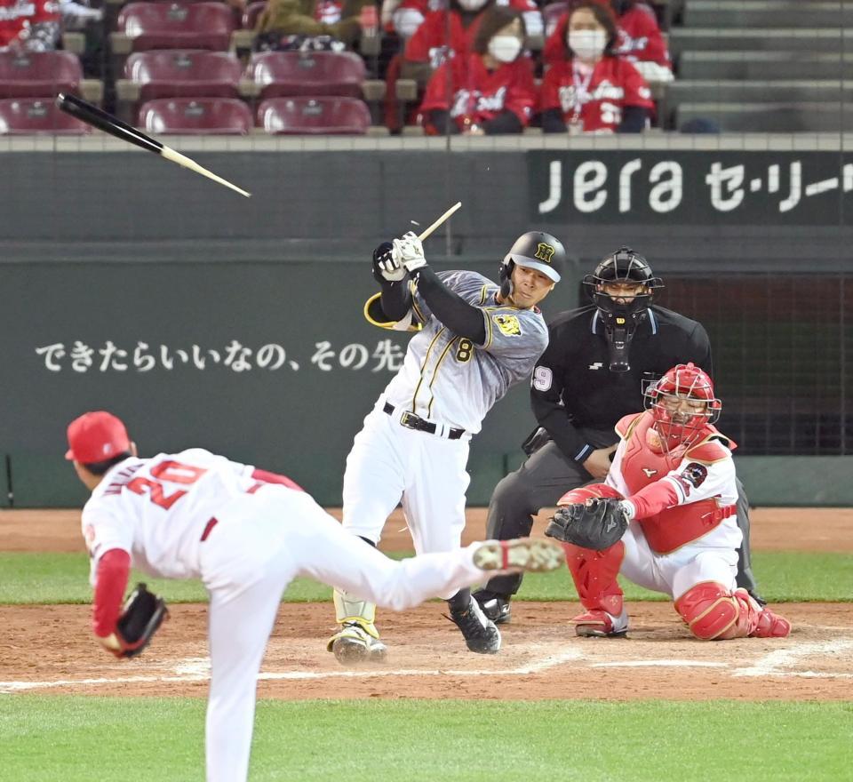 ９回、バットを折られ遊飛に倒れる佐藤輝（撮影・飯室逸平）