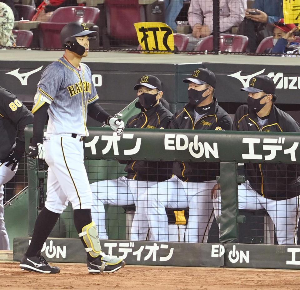 ９回、ベンチで厳しい表情の矢野監督（右から３人目）＝撮影・飯室逸平