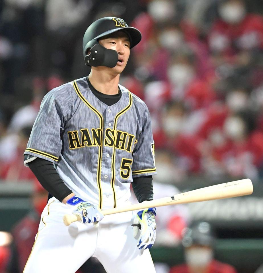 ８回、見逃し三振に倒れた近本はぼう然とする（撮影・田中太一）