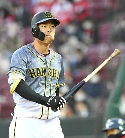 ２回、空振り三振に倒れ、ベンチへ戻る佐藤輝（撮影・飯室逸平）