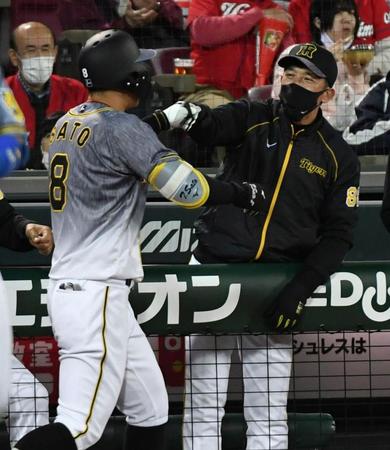 ６回、本塁打を放った佐藤輝（左）を迎える阪神・矢野監督＝マツダ