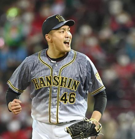 ６回、ピンチを切り抜けガッツポーズで雄叫びをあげる秋山（撮影・飯室逸平）