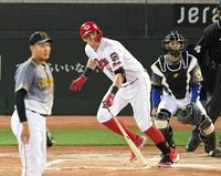 ６回、左前へ安打を放つクロン（撮影・田中太一）