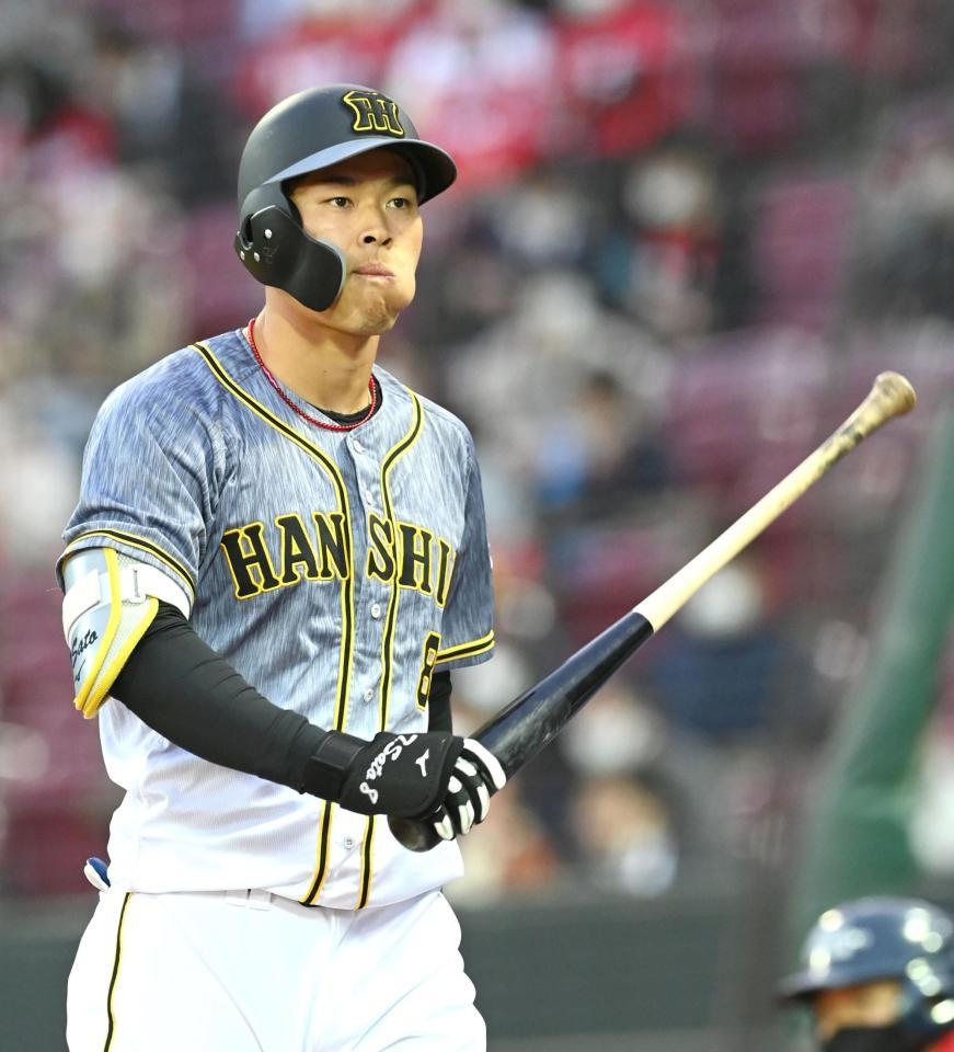 ２回、空振り三振に倒れ、ベンチへ戻る佐藤輝（撮影・飯室逸平）