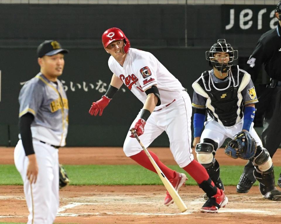 ６回、左前へ安打を放つクロン（撮影・田中太一）