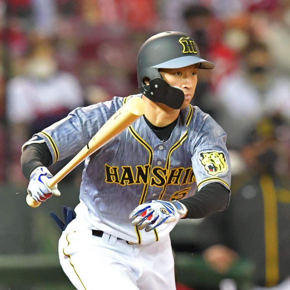 ５回、右前打を放つ近本（撮影・立川洋一郎）