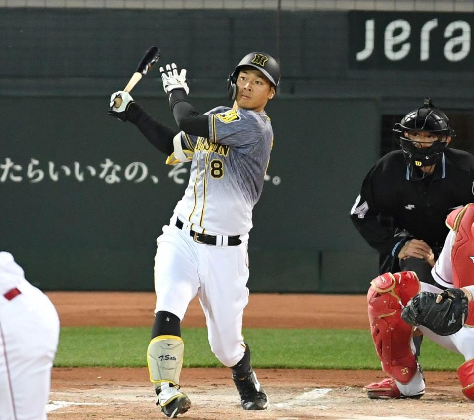 ６回、右越えへソロを放つ佐藤輝（撮影・田中太一）