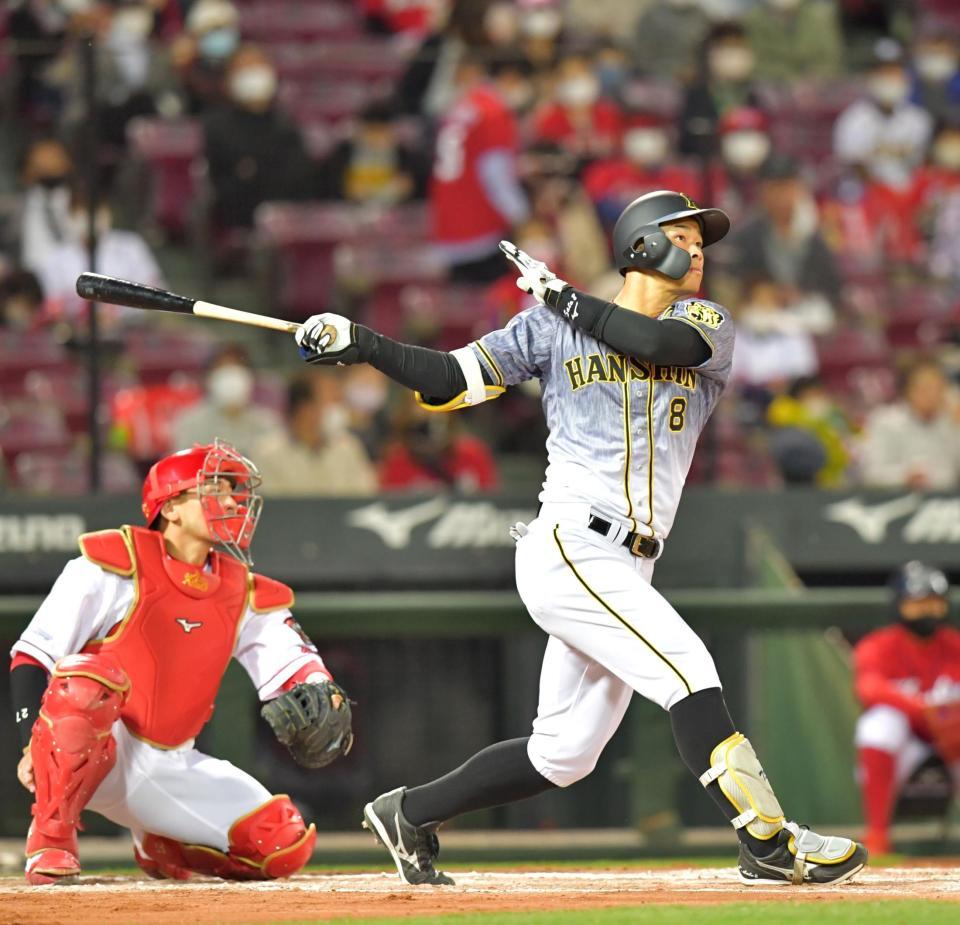 ６回、右翼スタンドへソロを放つ佐藤輝（撮影・立川洋一郎）