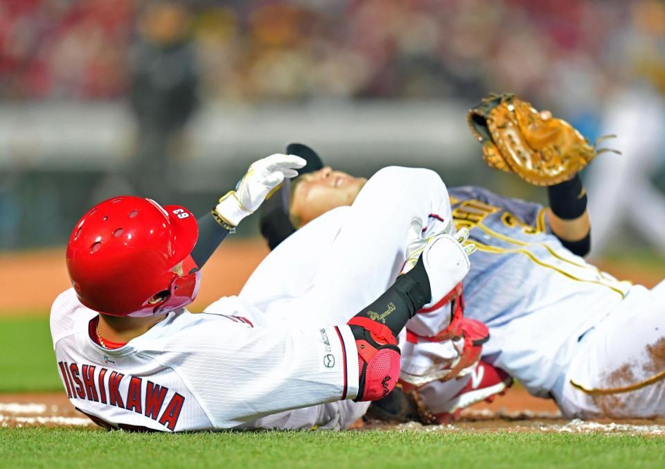８回、塁上で一塁手・大山（奥）と交錯して転倒する西川（撮影・立川洋一郎）