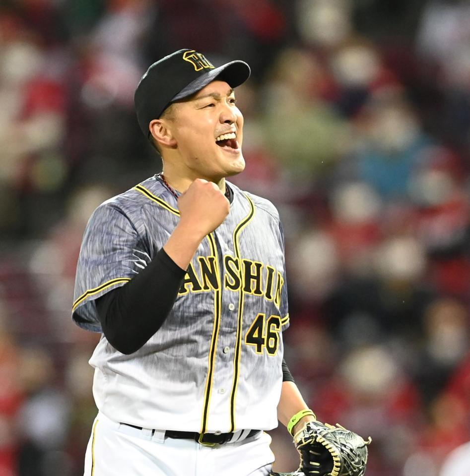 ７回、雄叫びを上げ、ガッツポーズする秋山（撮影・飯室逸平）