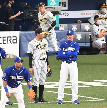 中日・福留（右）と話す阪神・糸井（後方は阪神・佐藤輝）＝京セラドーム（撮影・飯室逸平）