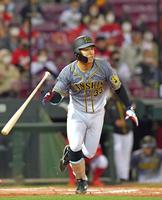 　３回、右翼スタンドへ３ランを放つ糸原