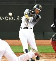 　５回、右前打を放つ近本