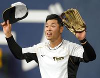 守備ノックを受ける阪神・佐藤輝＝京セラドーム大阪（撮影・田中太一）