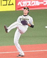 ５回、中日・高松に内野安打を許し、悔しそうに足を上げる阪神・藤浪＝京セラドーム（撮影・飯室逸平）