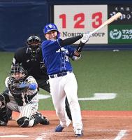 ８回、同点２点タイムリー二塁打を放つ中日・木下＝京セラドーム（撮影・飯室逸平）