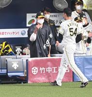 ８回、同点に追いつかれ降板する阪神・加治屋を迎える藤浪＝京セラドーム（撮影・飯室逸平）