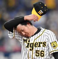 ８回、中日に勝ち越しを許し下を向きながらベンチへ戻る阪神・小林＝京セラドーム大阪（撮影・田中太一）