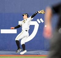 ９回、阪神・佐藤輝は中日・木下の打球を追うも捕球できず＝京セラドーム大阪（撮影・山口登）