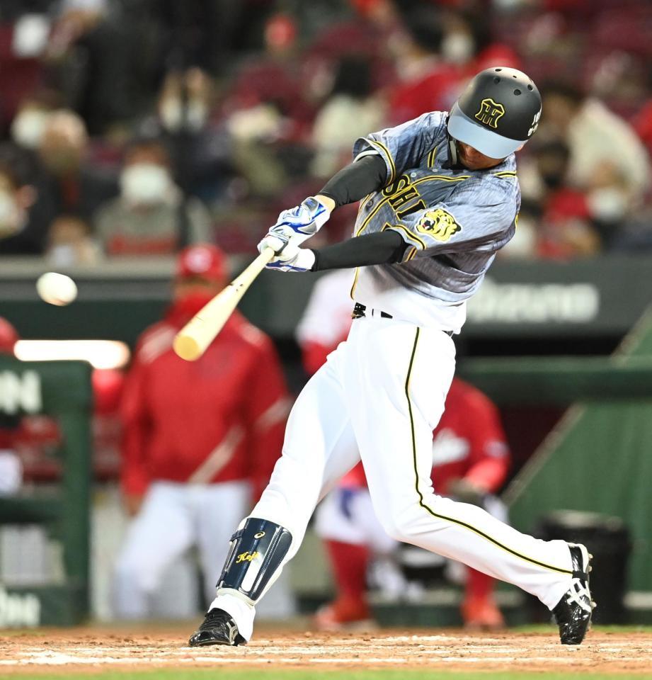 　５回、右前打を放つ近本