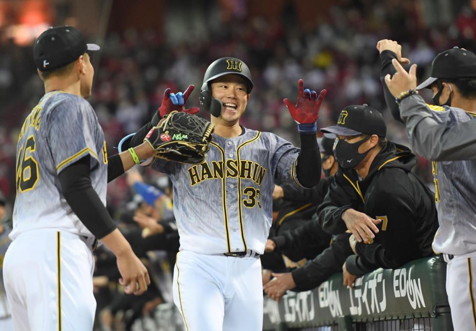 　３回、３ランを放ち笑顔で生還する糸原