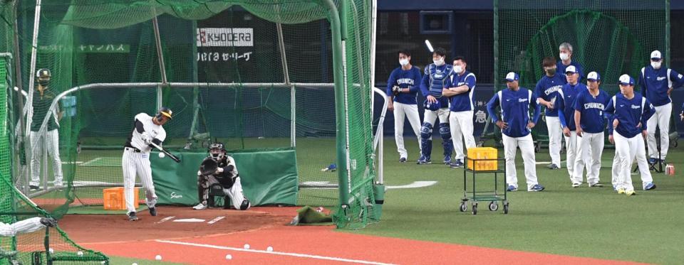 福留ら中日ナインが見つめる中、打撃練習する阪神・佐藤輝＝京セラドーム（撮影・飯室逸平）