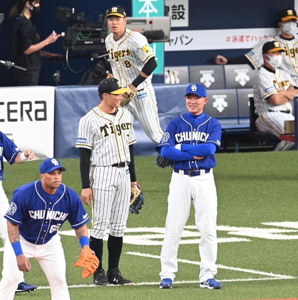 中日・福留（右）と話す阪神・糸井（後方は阪神・佐藤輝）＝京セラドーム（撮影・飯室逸平）