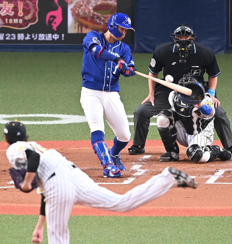 ２回、三塁打を放つ中日・京田＝京セラドーム（撮影・飯室逸平）