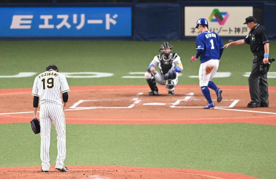 ２回、、ボークで先制点を許す阪神・藤浪＝京セラドーム（撮影・飯室逸平）