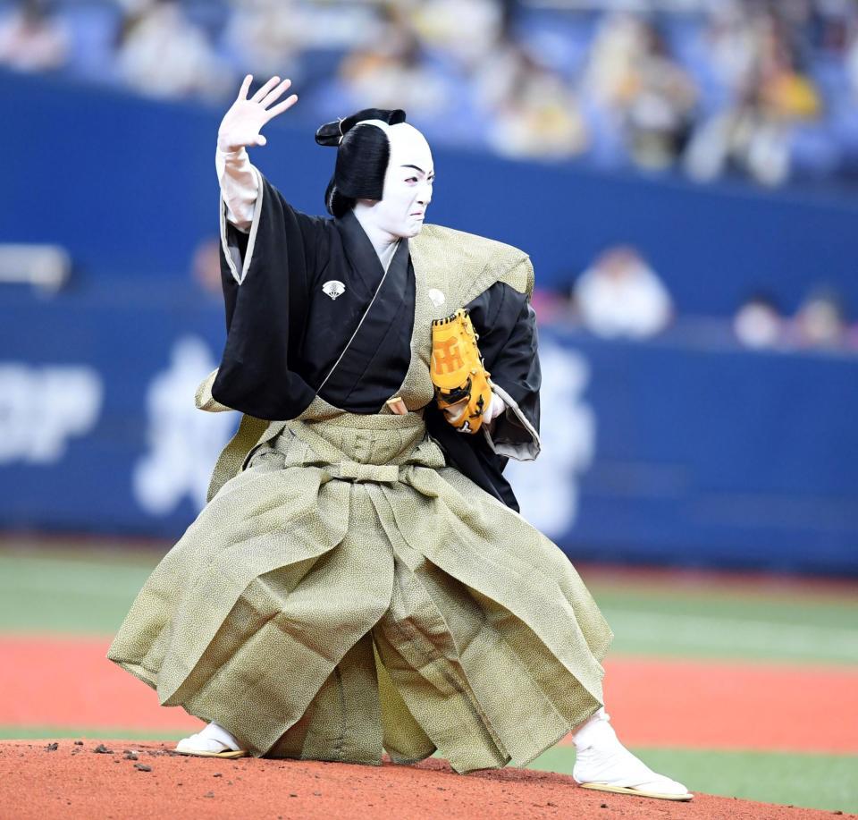 始球式を務める尾上右近（撮影・山口登）