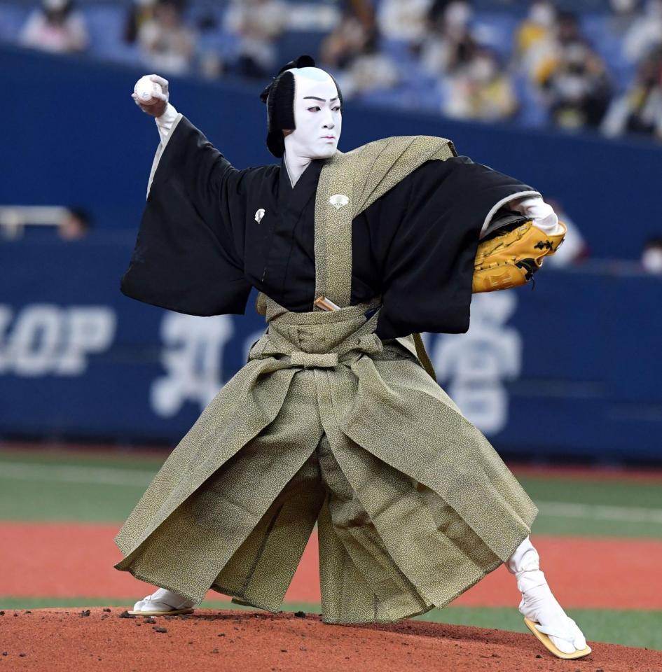 始球式を務める尾上右近（撮影・山口登）