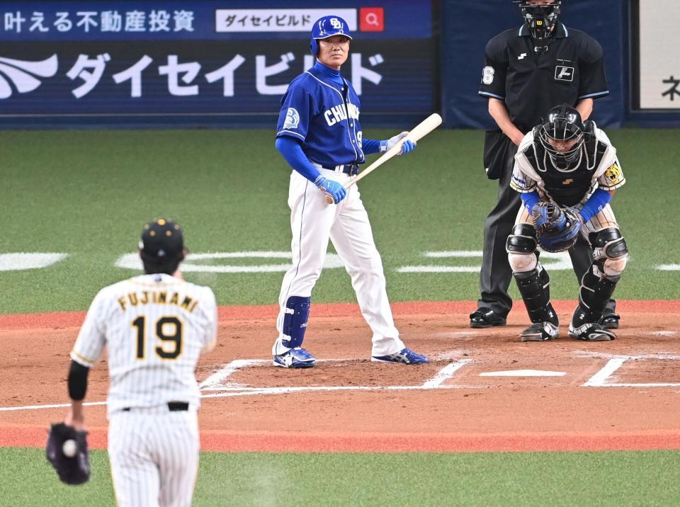 ６回、阪神・藤浪と“対決”する中日・福留＝京セラドーム（撮影・飯室逸平）